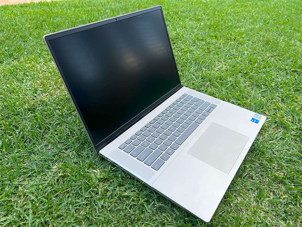 Dell Inspiron 16 5620 - Core i7 - 1255U - 32GB RAM - 512GB SSD - Win 11 Pro Laptop