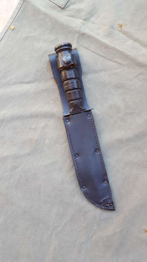 SA SF Recce issued Ka-Bar fighting knife - with leather sheath in almost un-used condition