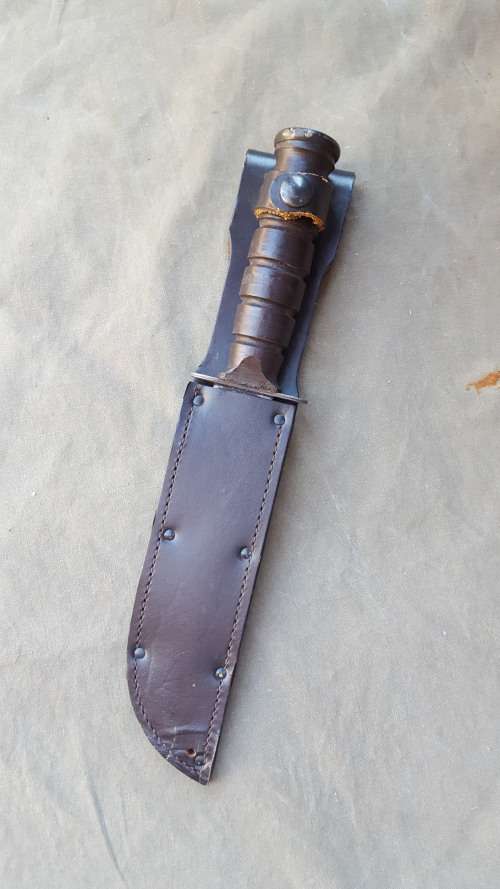 SA SF Recce issued Ka-Bar fighting knife - with leather sheath in almost un-used condition