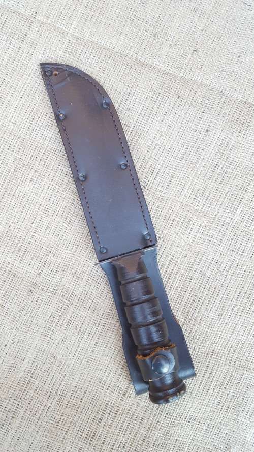 SA SF Recce issued Ka-Bar fighting knife - with leather sheath in almost un-used condition