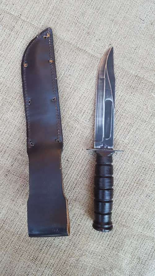 SA SF Recce issued Ka-Bar fighting knife - with leather sheath in almost un-used condition