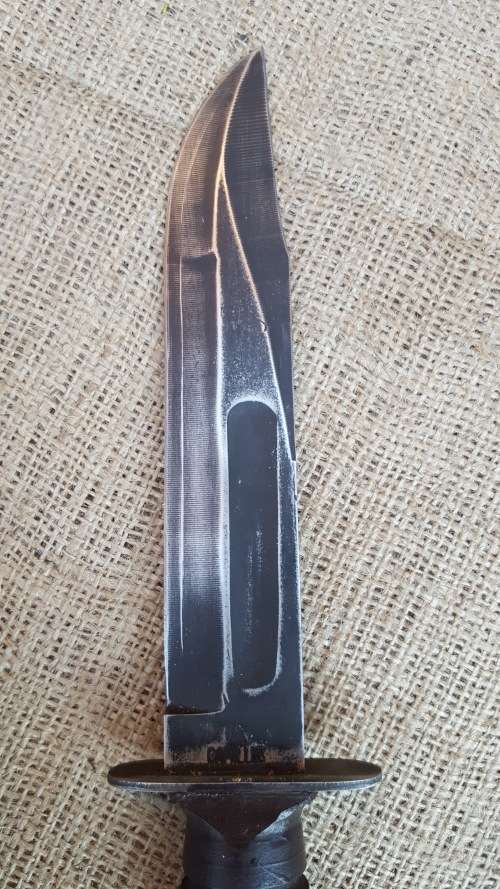 SA SF Recce issued Ka-Bar fighting knife - with leather sheath in almost un-used condition