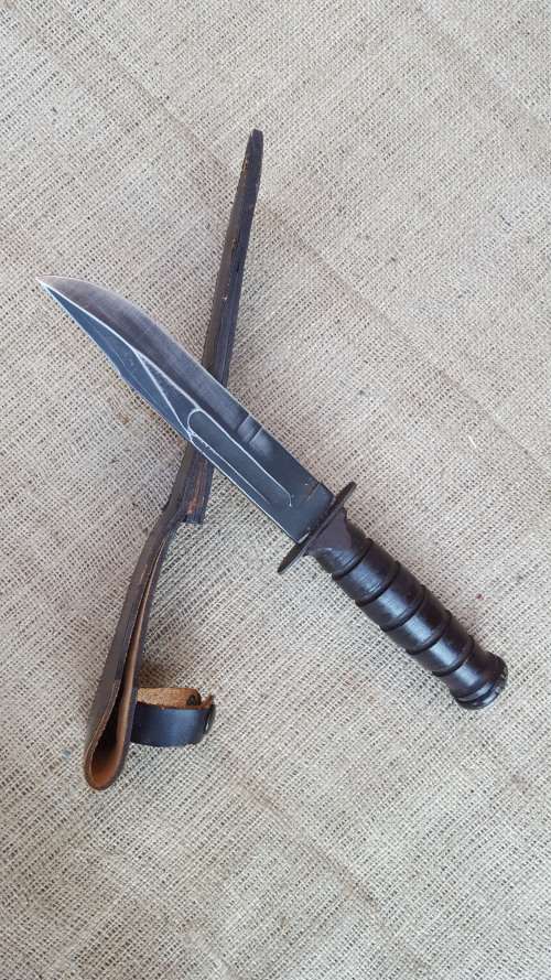SA SF Recce issued Ka-Bar fighting knife - with leather sheath in almost un-used condition