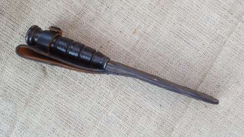 SA SF Recce issued Ka-Bar fighting knife - with leather sheath in almost un-used condition