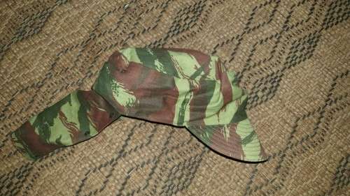 scarce & original SADF era size M SA SF Recce French HBT copy camo flap-cap in used condition