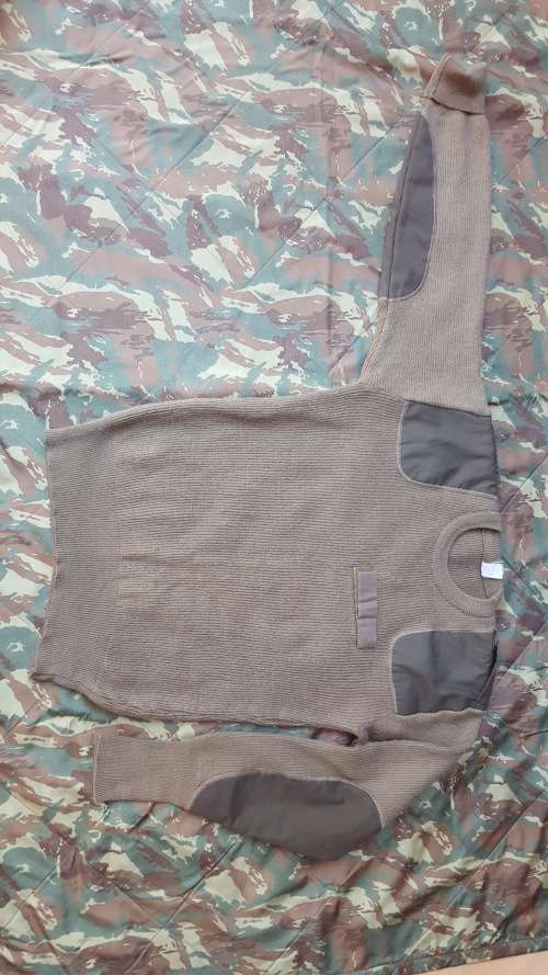 International (Spanish?) khaki Military style jersey/ jumper (wool) in very good used condition Med
