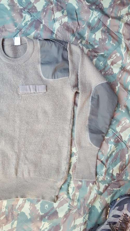 International (Spanish?) khaki Military style jersey/ jumper (wool) in very good used condition Med