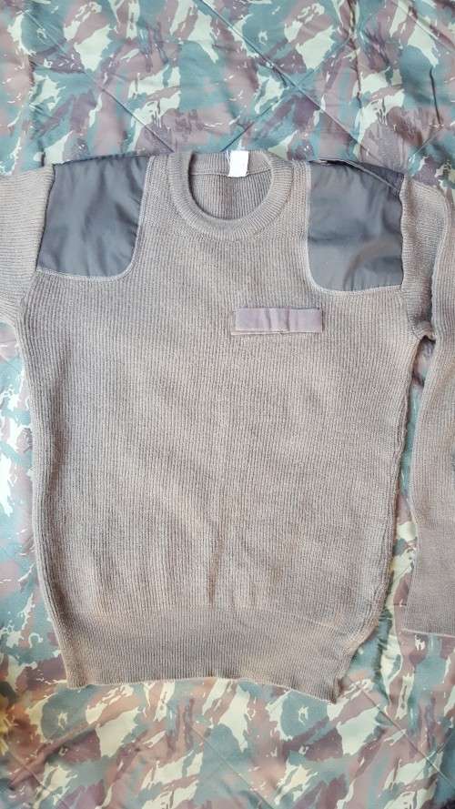 International (Spanish?) khaki Military style jersey/ jumper (wool) in very good used condition Med