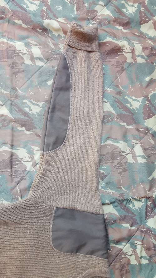 International (Spanish?) khaki Military style jersey/ jumper (wool) in very good used condition Med