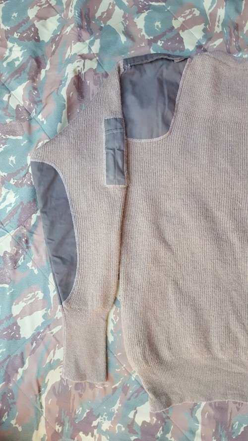 International (Spanish?) khaki Military style jersey/ jumper (wool) in very good used condition Med