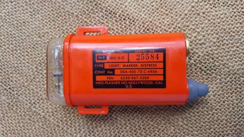 clean & unused old-gen SDU5/E strobe (distress marker) in original box with (used) battery - intact