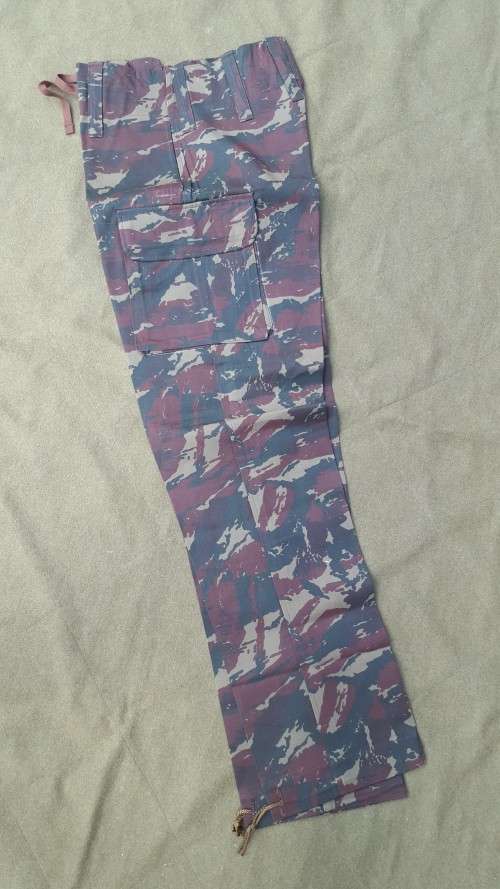 mint & unused off the shelf Med (waist 36) size Recce type "A" 1st patt wet season pair of trousers