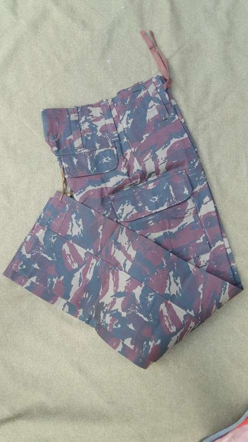 mint & unused off the shelf Med (waist 36) size Recce type "A" 1st patt wet season pair of trousers