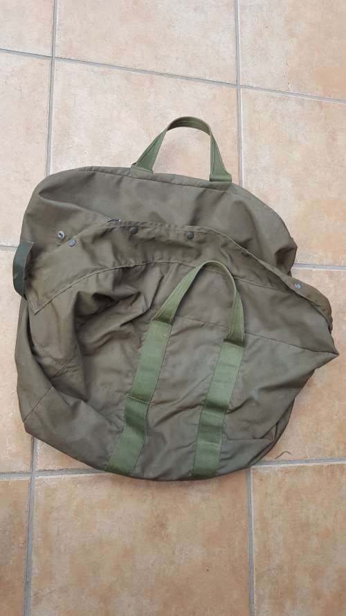 scarce handy used (damaged main zips) SA SF/ Para type kit-bag in Niemoller type olive green nylon
