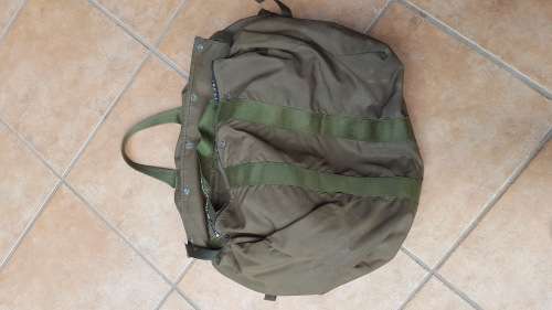 scarce handy used (damaged main zips) SA SF/ Para type kit-bag in Niemoller type olive green nylon