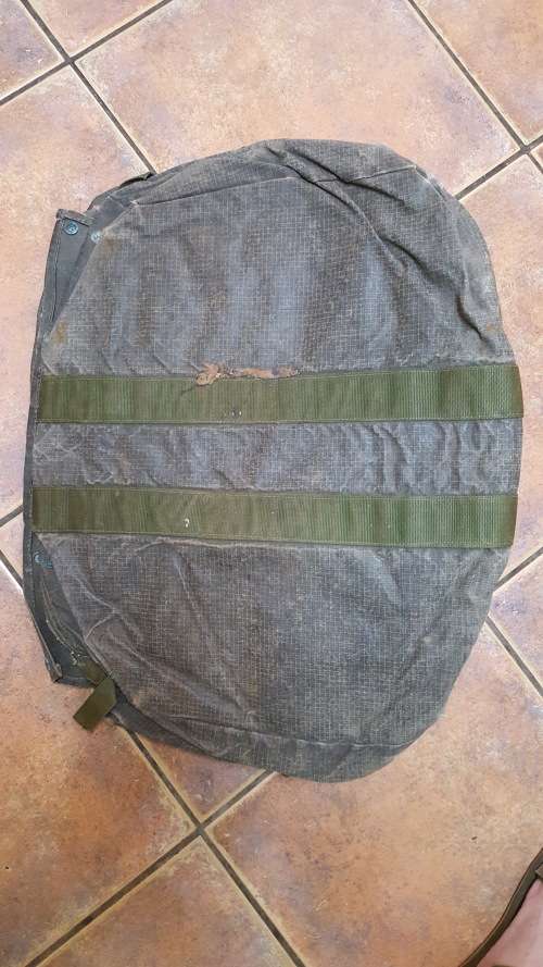 scarce & handy used (damaged main zips) SA SF/ Para type kit-bag in patt 80 type olive green canvas