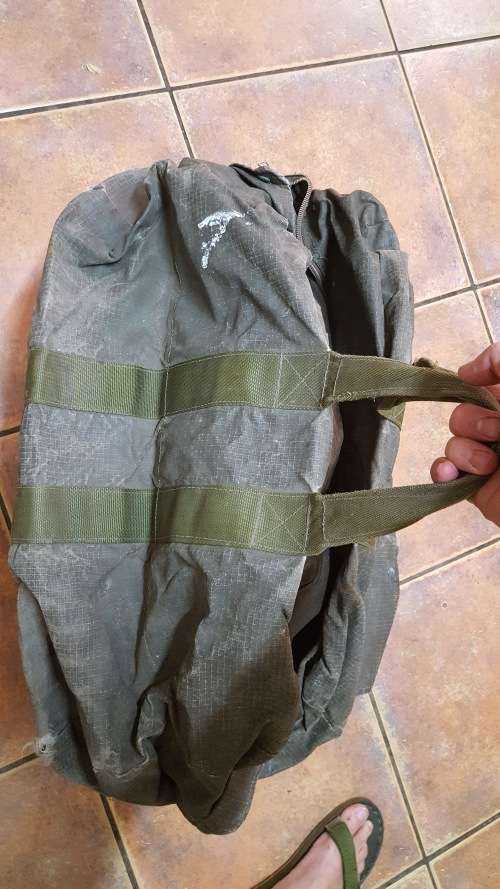 scarce & handy used (damaged main zips) SA SF/ Para type kit-bag in patt 80 type olive green canvas