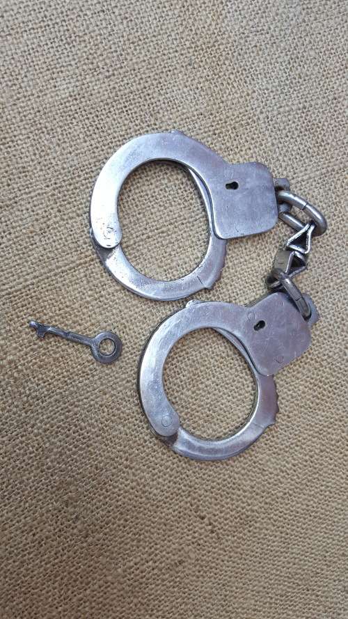 very good & well used old style used condition SAP (stamped) period hand-cuffs with key