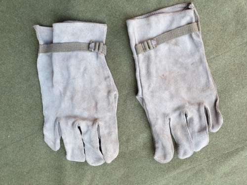 pair orginal SADF period/era Recce used suede/rawhide work (urban use) gloves - no damage/no holes