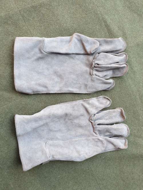 pair orginal SADF period/era Recce used suede/rawhide work (urban use) gloves - no damage/no holes
