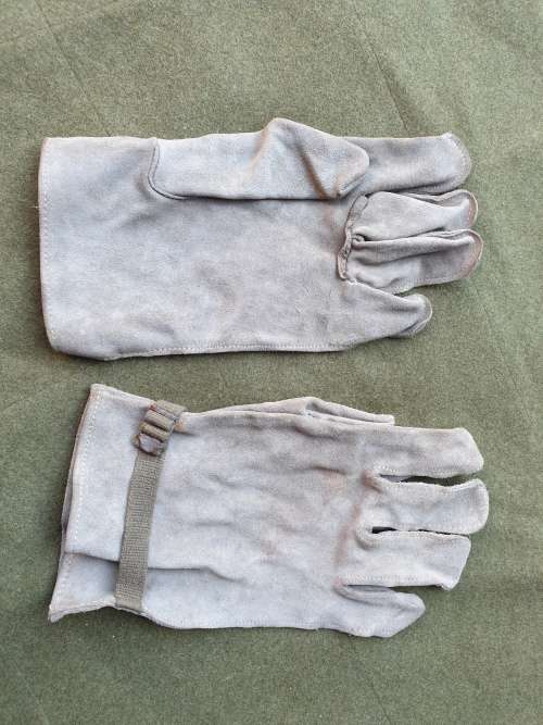 pair orginal SADF period/era Recce used suede/rawhide work (urban use) gloves - no damage/no holes