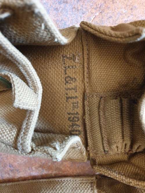 set clean & original matching WW2 era South African troop Bren gun pouches (?) - Canada made