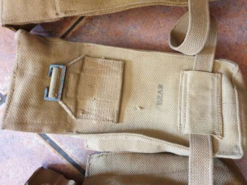 set clean & original matching WW2 era South African troop Bren gun pouches (?) - Canada made