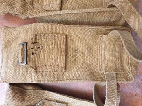 set clean & original matching WW2 era South African troop Bren gun pouches (?) - Canada made