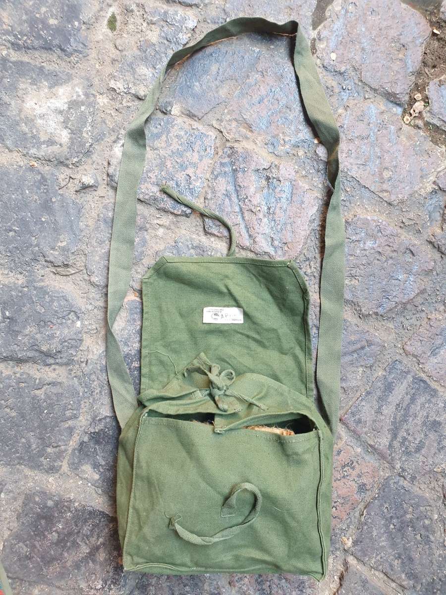 SADF SA Army used/issue 10 man medical pack (green cotton) sling-bag section medic bag empty as new