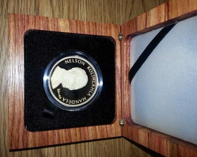 **ORIGINAL NELSON MANDELA SIGNED 24 KT GOLD PLATED MEDAL **SA COAT OF ARMS** IN PRINTED BOX!SEE PICS