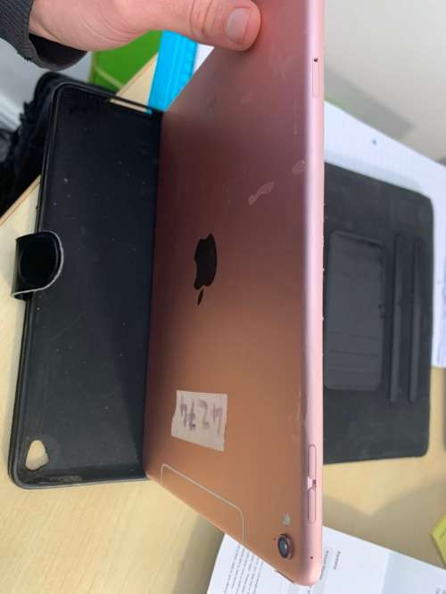 iPad Pro 9.7 128GB - for spares (READ DESCRIPTION CAREFULLY)