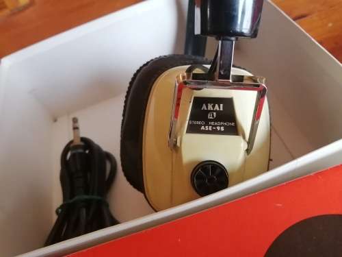 ***LATE ENTRY******VINTAGE COLLECTORS MICROPHONES, EAR PIECES, HEAD PHONES*****R150 FREIGHT****