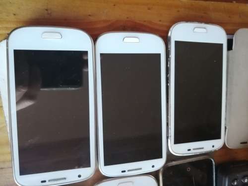 **LOT OF CELLHPONES, CHARGERS, MEMORY CARD, PHONE COVERS, CAR CHARGERS**SOLD AS IS*******