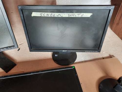 **LATE ENTRY***LOT OF LCD SCREENS, SOME WORK SOME DONT, PLEASE READ AD***