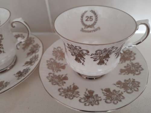 ***LATE ENTRY**FREE FREIGHT*25 YEAR ANNIVERSARY**ELIZABETHAN STAFFORDSHIREFINE BONE CHINA ENGLAND***
