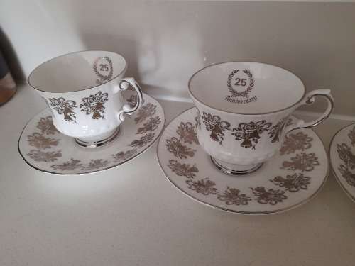***LATE ENTRY**FREE FREIGHT*25 YEAR ANNIVERSARY**ELIZABETHAN STAFFORDSHIREFINE BONE CHINA ENGLAND***
