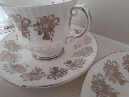 ***LATE ENTRY**FREE FREIGHT*25 YEAR ANNIVERSARY**ELIZABETHAN STAFFORDSHIREFINE BONE CHINA ENGLAND***