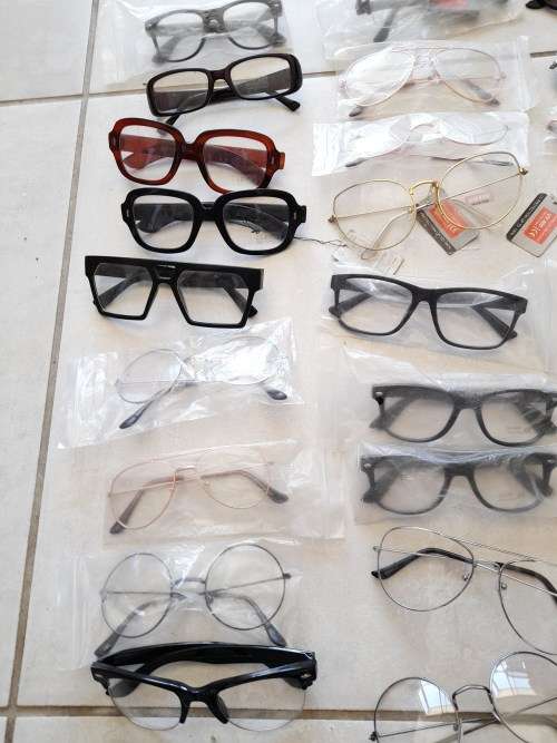 **LATE ENTRY*FREE FREIGHT**BULK LOT OF SUNGLASSES**SAME AS YOU BUY AT THE ROBOTS**