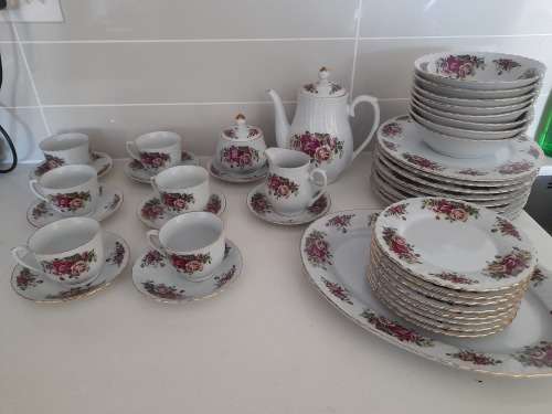 ***HIGH VALUE CHINA**44 PC ROYAL CHINA ENGLISH ROSE, COMPLETE TEA AND DINNER SET,**R15 000***