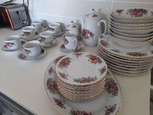 ***HIGH VALUE CHINA**44 PC ROYAL CHINA ENGLISH ROSE, COMPLETE TEA AND DINNER SET,**R15 000***
