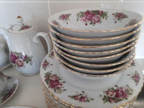 ***HIGH VALUE CHINA**44 PC ROYAL CHINA ENGLISH ROSE, COMPLETE TEA AND DINNER SET,**R15 000***