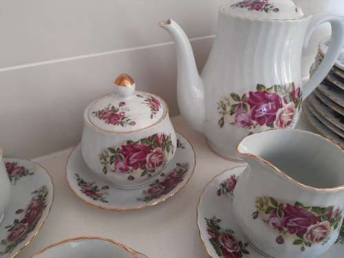 ***HIGH VALUE CHINA**44 PC ROYAL CHINA ENGLISH ROSE, COMPLETE TEA AND DINNER SET,**R15 000***