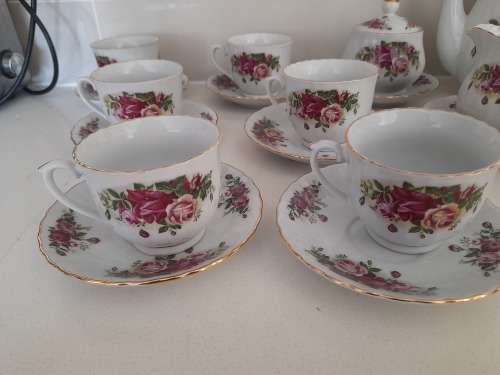 ***HIGH VALUE CHINA**44 PC ROYAL CHINA ENGLISH ROSE, COMPLETE TEA AND DINNER SET,**R15 000***