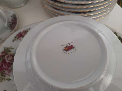 ***HIGH VALUE CHINA**44 PC ROYAL CHINA ENGLISH ROSE, COMPLETE TEA AND DINNER SET,**R15 000***