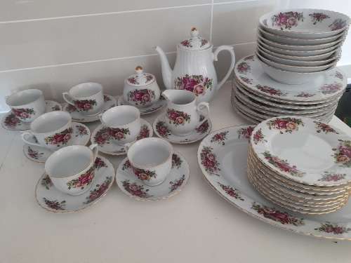 ***HIGH VALUE CHINA**44 PC ROYAL CHINA ENGLISH ROSE, COMPLETE TEA AND DINNER SET,**R15 000***