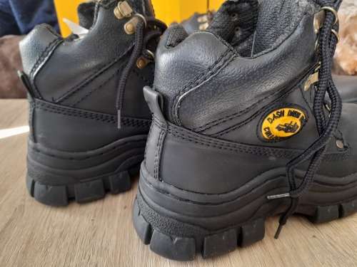 **MONTH END DEAL**2 X BRAND NEW TOP QUALITY DASH BOOTS, SIZE 5 AND SIZE 2***R99 POST