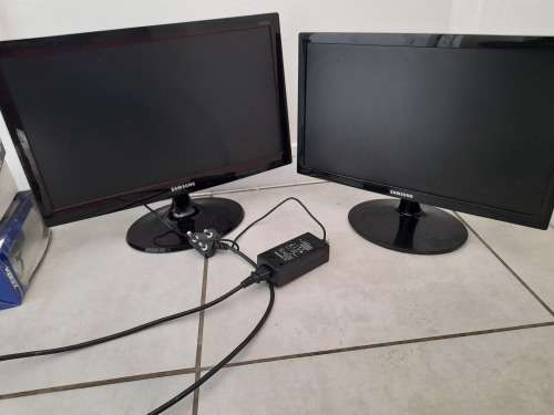*CRAZY SPECIAL*****2 X SAMSUNG LCD SCREENS, 20 AND 19 INCH**ONE BID FOR BOTH**