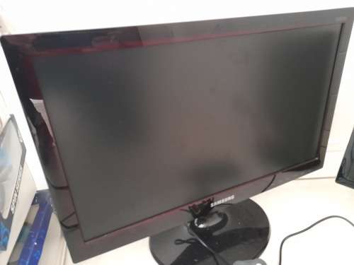 *CRAZY SPECIAL*****2 X SAMSUNG LCD SCREENS, 20 AND 19 INCH**ONE BID FOR BOTH**