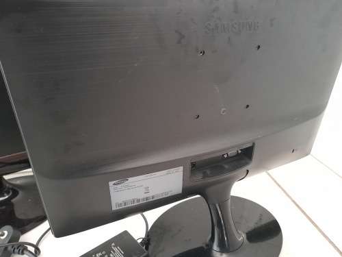 *CRAZY SPECIAL*****2 X SAMSUNG LCD SCREENS, 20 AND 19 INCH**ONE BID FOR BOTH**