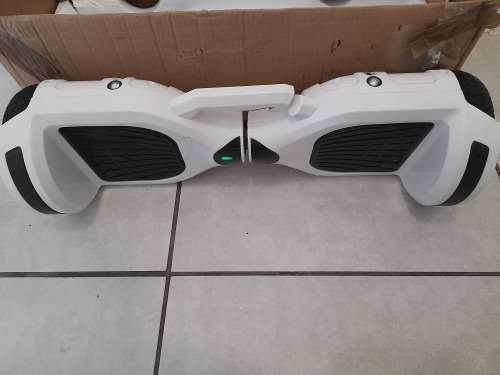 *****6.5 Inch Smart Hoverboard With Bluetooth Speaker in box with charger**fault on one wheel**